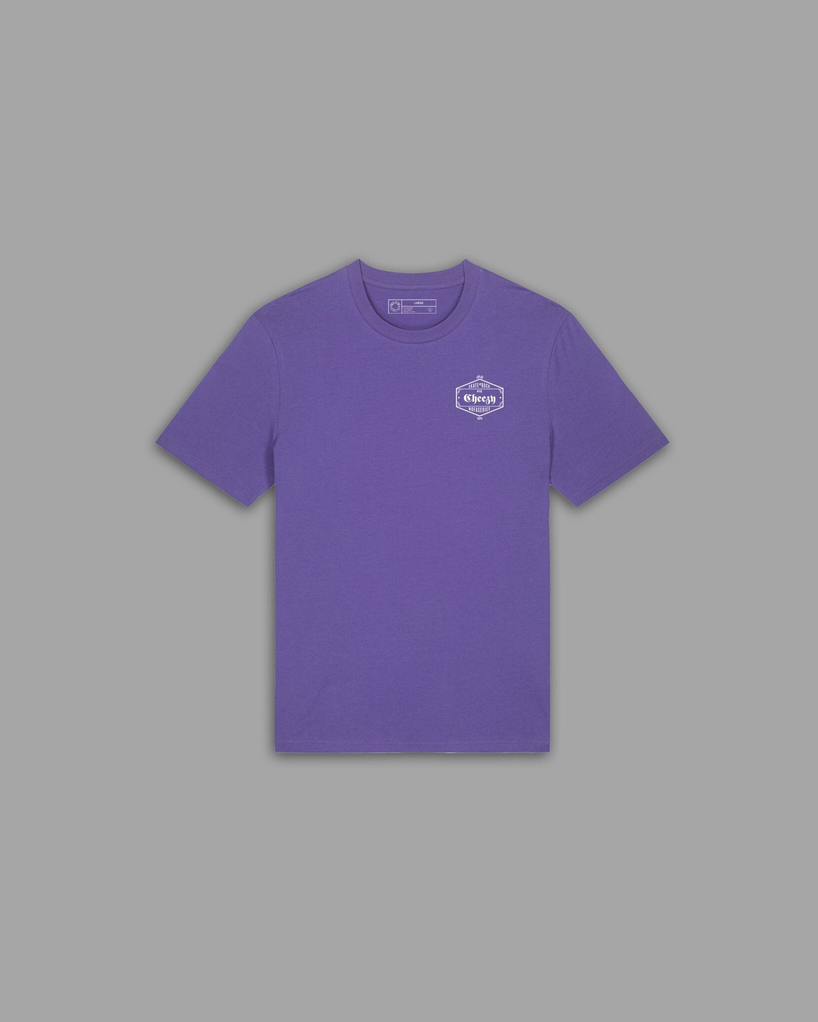 Skate'n Rock Cheezy T-Shirt Vorderseite in Lila mit weißem hexagonalem Cheezy Brustlogo – Skateboard Streetwear