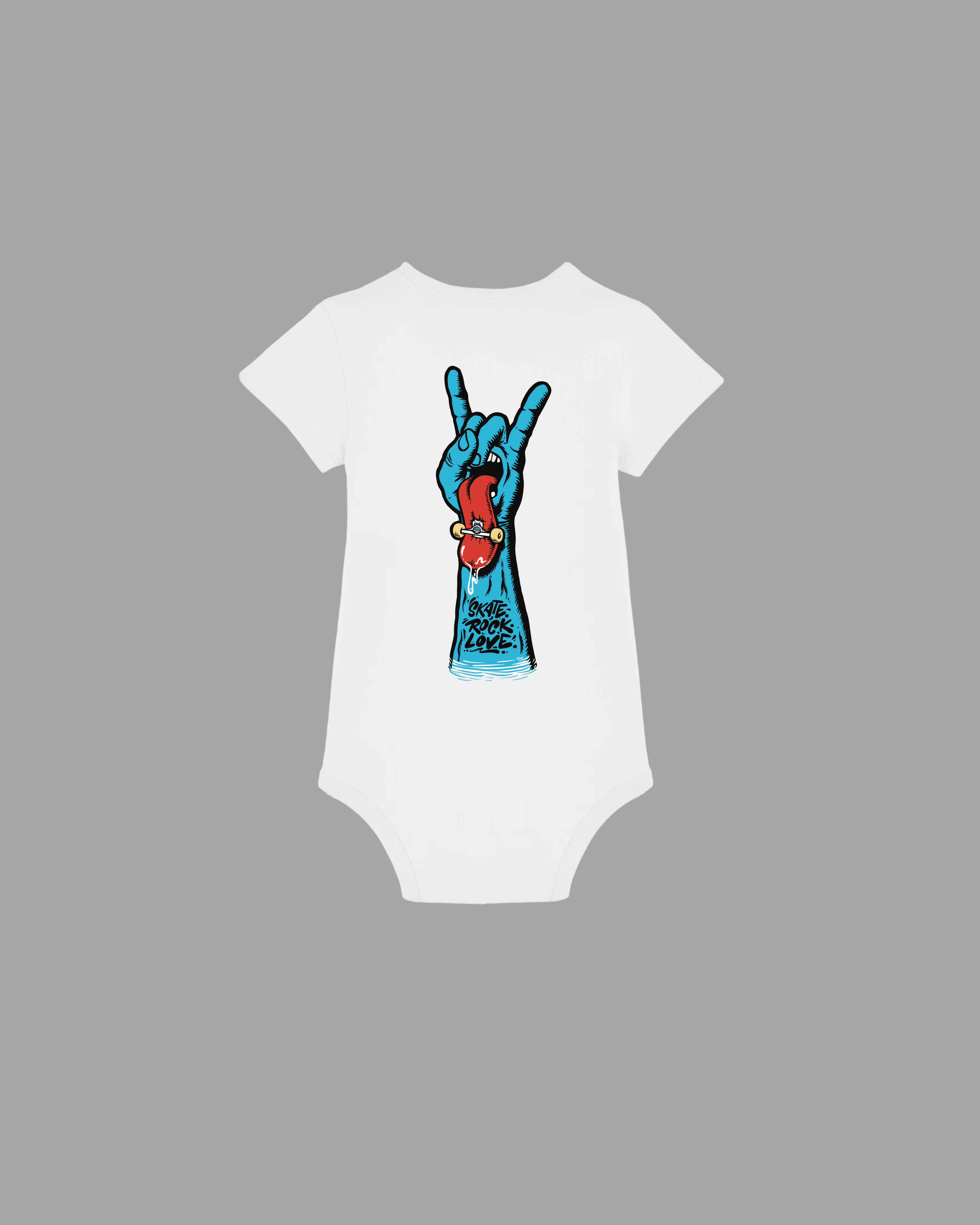 Weißer Baby Body von Back To The Streets, Rückenansicht mit großem Print: blaue Hand im Metal-Gruß mit heraushängender roter Zunge und Skateboard, Schriftzug Skate. Rock. Love.