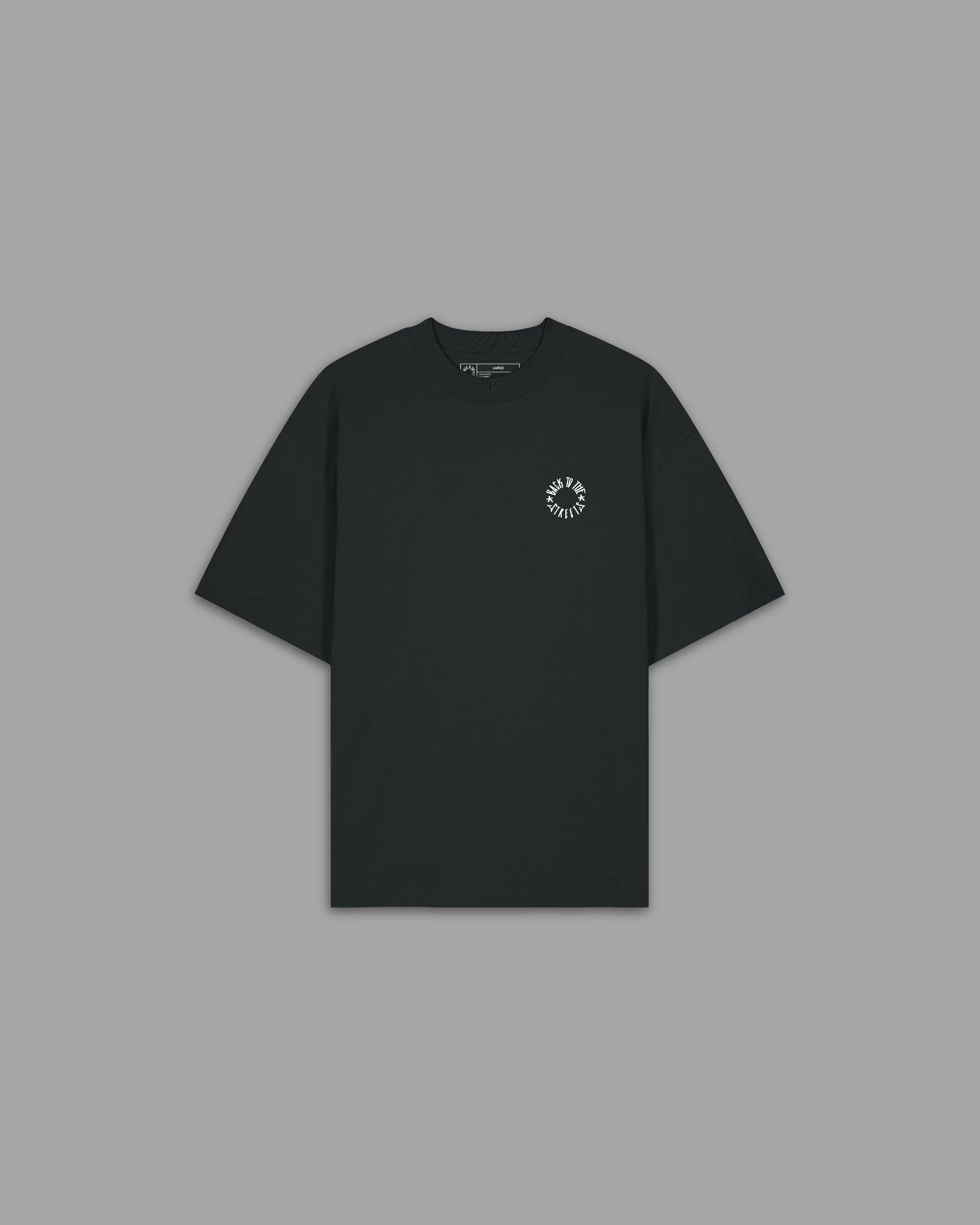 BTTS Classic Oversized T-Shirt dunkelgrün Frontansicht mit kleinem weißem BTTS Kreis-Logo auf der Brust – Oversized Streetwear
