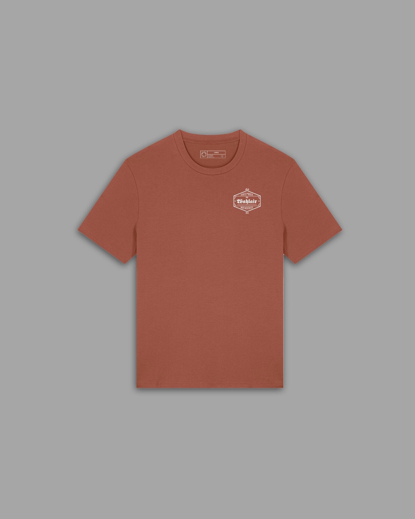 Skate'n Rock Wahlair T-Shirt rostbraun Frontansicht mit weißem Wahlair Hexagon-Badge Brustlogo – BTTS Mofaserie Streetwear