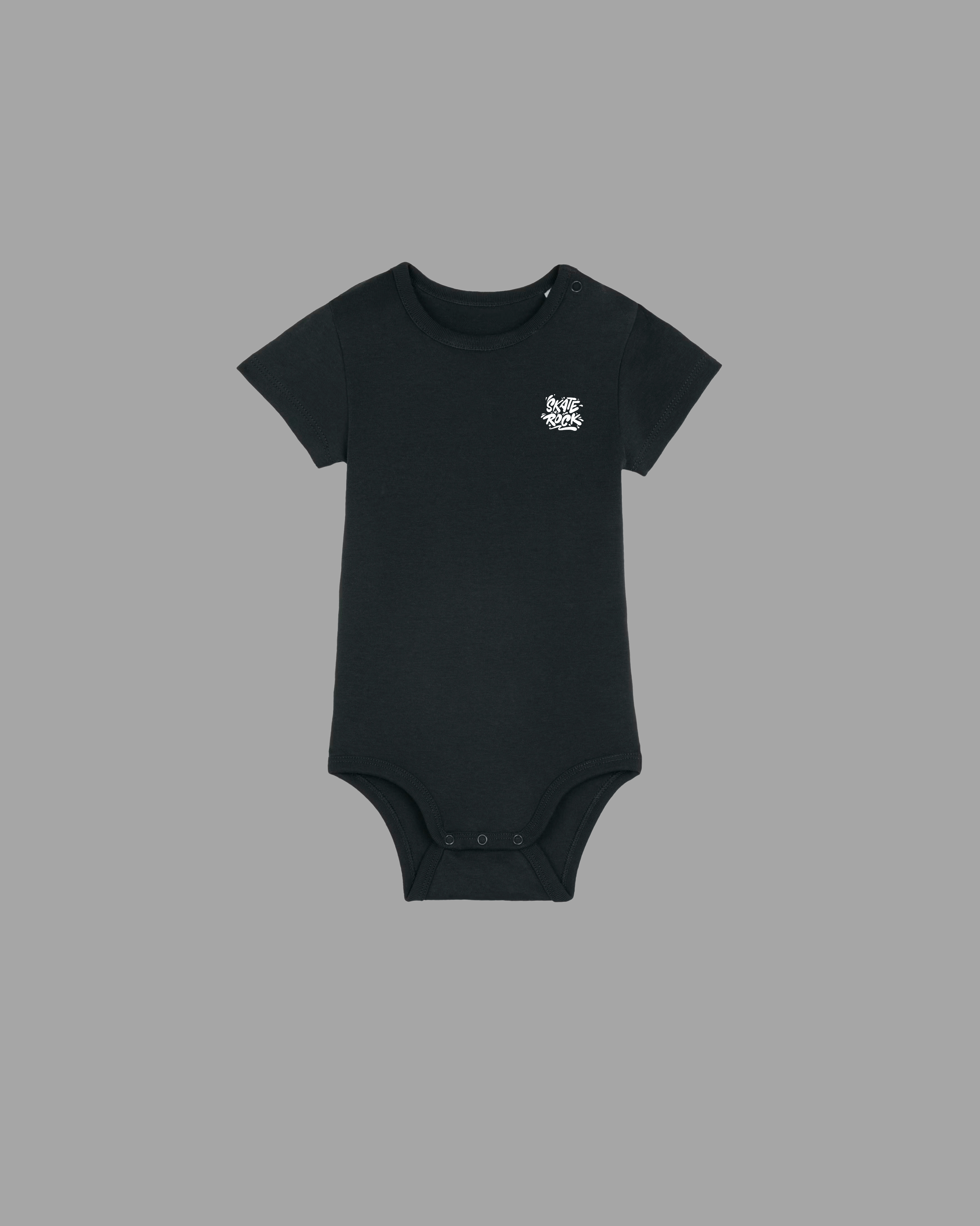 Schwarzer Baby Body von Back To The Streets, Vorderansicht mit kleinem weißem Skate. Rock. Love. Brustprint, Druckknöpfe an Schulter und Schritt.