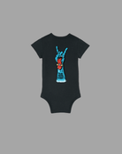 Schwarzer Baby Body von Back To The Streets, Rückenansicht mit großem Print: blaue Hand im Metal-Gruß mit heraushängender roter Zunge und Skateboard, Schriftzug Skate. Rock. Love.