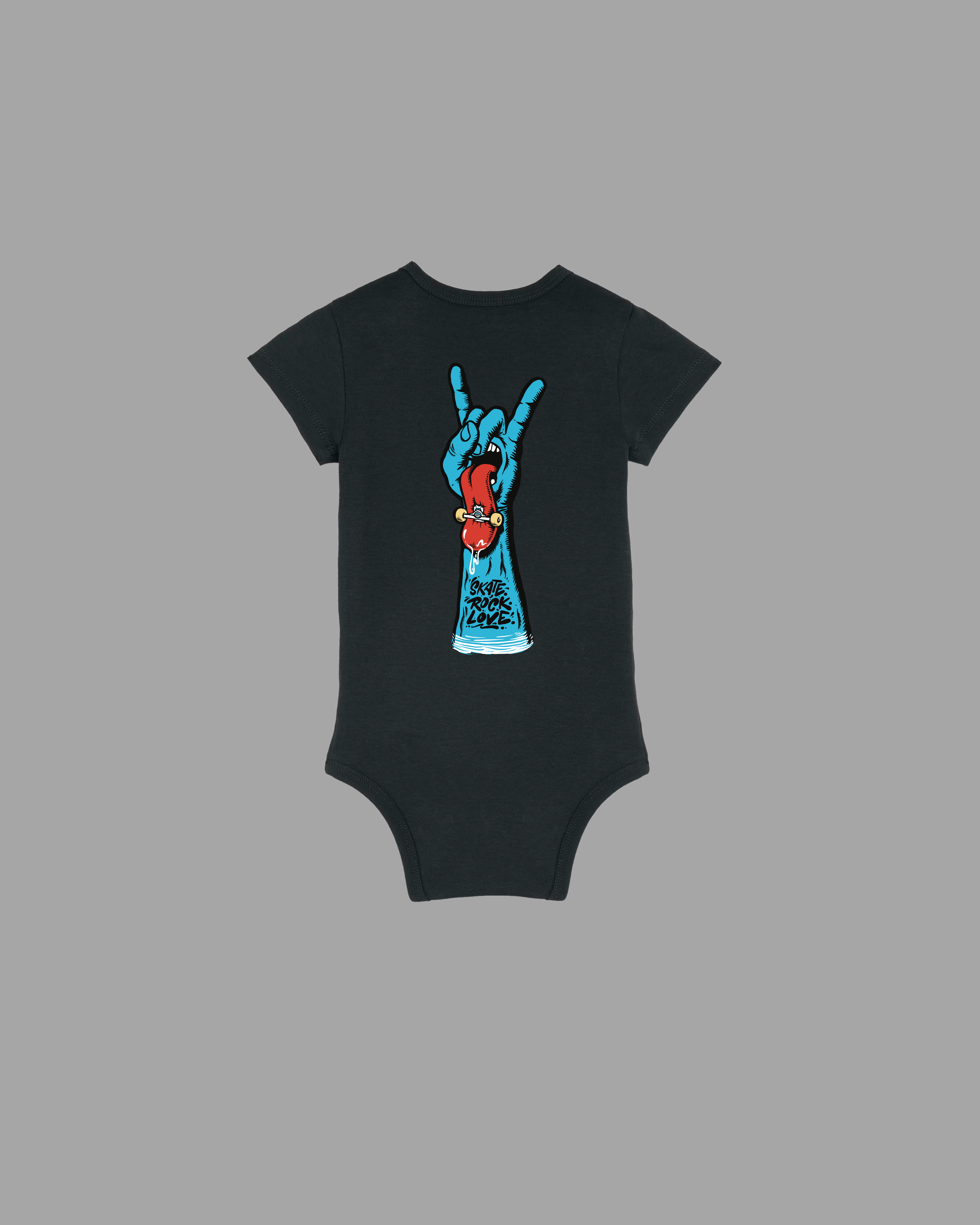 Schwarzer Baby Body von Back To The Streets, Rückenansicht mit großem Print: blaue Hand im Metal-Gruß mit heraushängender roter Zunge und Skateboard, Schriftzug Skate. Rock. Love.