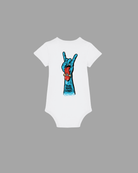 Weißer Baby Body von Back To The Streets, Rückenansicht mit großem Print: blaue Hand im Metal-Gruß mit heraushängender roter Zunge und Skateboard, Schriftzug Skate. Rock. Love.