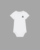 Weißer Baby Body von Back To The Streets, Vorderansicht mit kleinem schwarzem Skate. Rock. Love. Brustprint, Druckknöpfe an Schulter und Schritt.