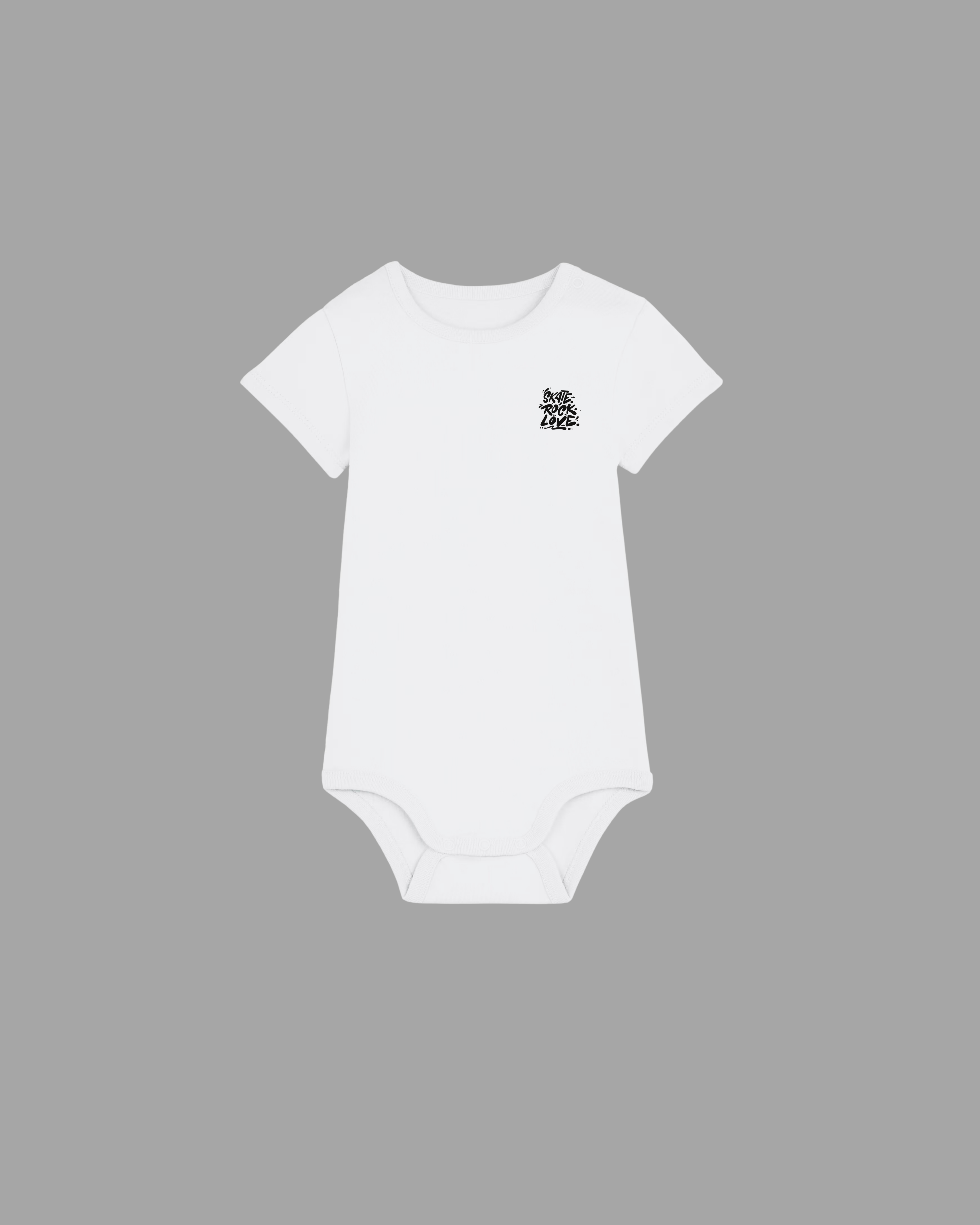 Weißer Baby Body von Back To The Streets, Vorderansicht mit kleinem schwarzem Skate. Rock. Love. Brustprint, Druckknöpfe an Schulter und Schritt.