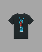 Schwarzes Kids T-Shirt von Back To The Streets, Rückenansicht mit großem Print: blaue Hand im Metal-Gruß mit heraushängender roter Zunge und Skateboard, Schriftzug Skate. Rock. Love.