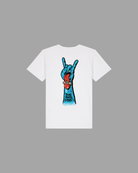 Weißes Kids T-Shirt von Back To The Streets, Rückenansicht mit großem Print: blaue Hand im Metal-Gruß mit heraushängender roter Zunge und Skateboard, Schriftzug Skate. Rock. Love.