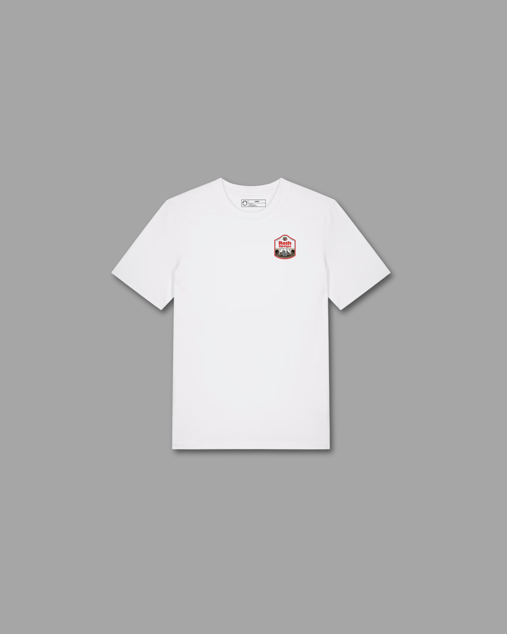 BTTS T-Shirt weiß Frontansicht mit kleinem Roth to the Streets Wappen-Logo auf der Brust – Streetwear