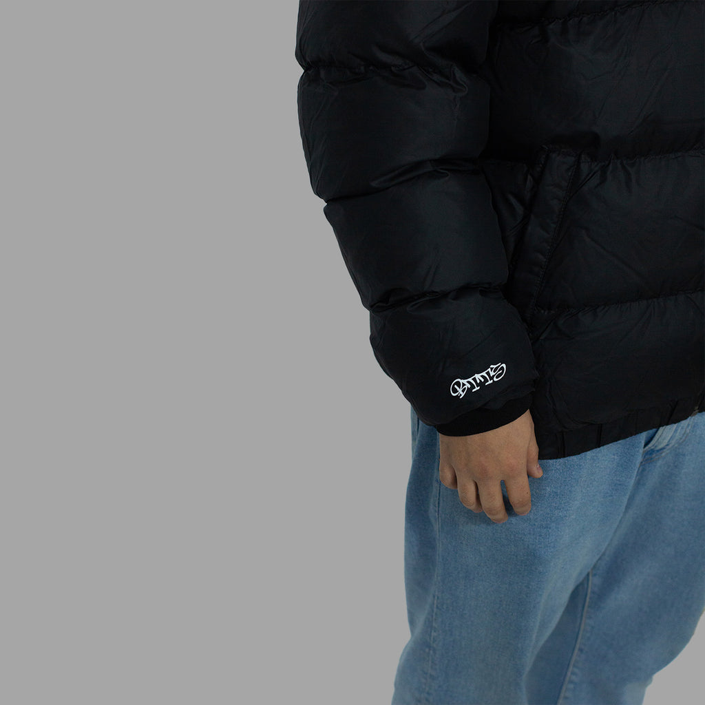Classic Oversized Puffer Jacket black Vorne mit kleinem Ärmelprint